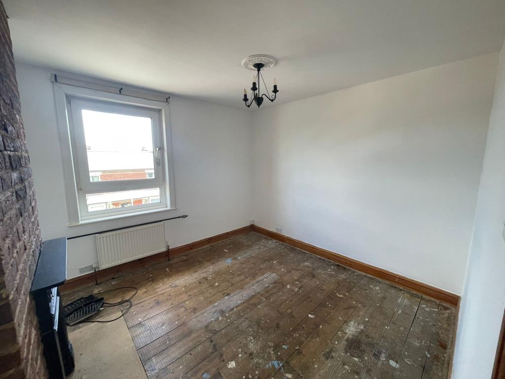 Lot: 1 - TWO-BEDROOM TERRACE HOUSE FOR INVESTMENT - Bedroom 2